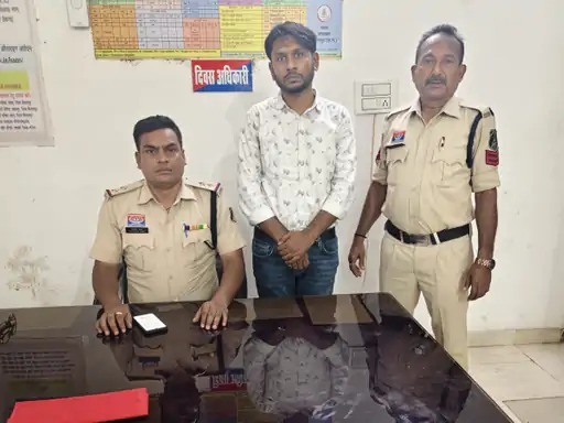 अफसरों के नाम पर 1 लाख की ठगी : पुलिस कार्रवाई का डर दिखाकर 5 लाख मांगे, एक लाख लिया, एक गिरफ्तार और दो फरार