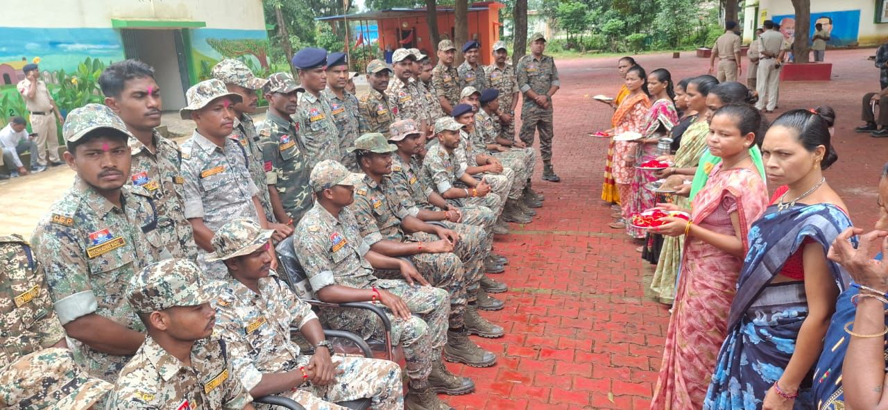 25 साल नक्सली संगठन में रहीं मीना ने जवानों की कलाई पर बांधी राखी, महिला पुलिसकर्मियों ने भी बढ़ाया भाईचारे का हाथ